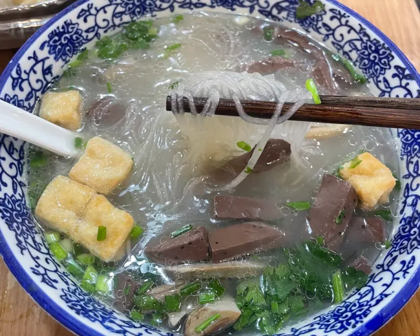 青花瓷碗鴨血粉絲湯木筷撈起