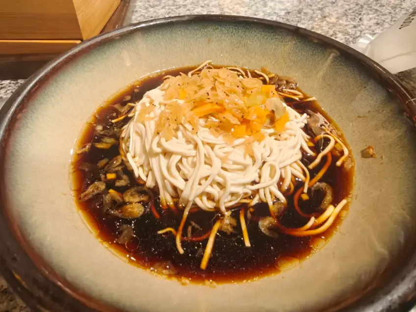 陶瓷碗中細乾絲配醬菜與湯底