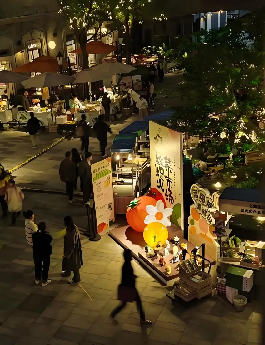 夜市橙果裝飾與白傘攤