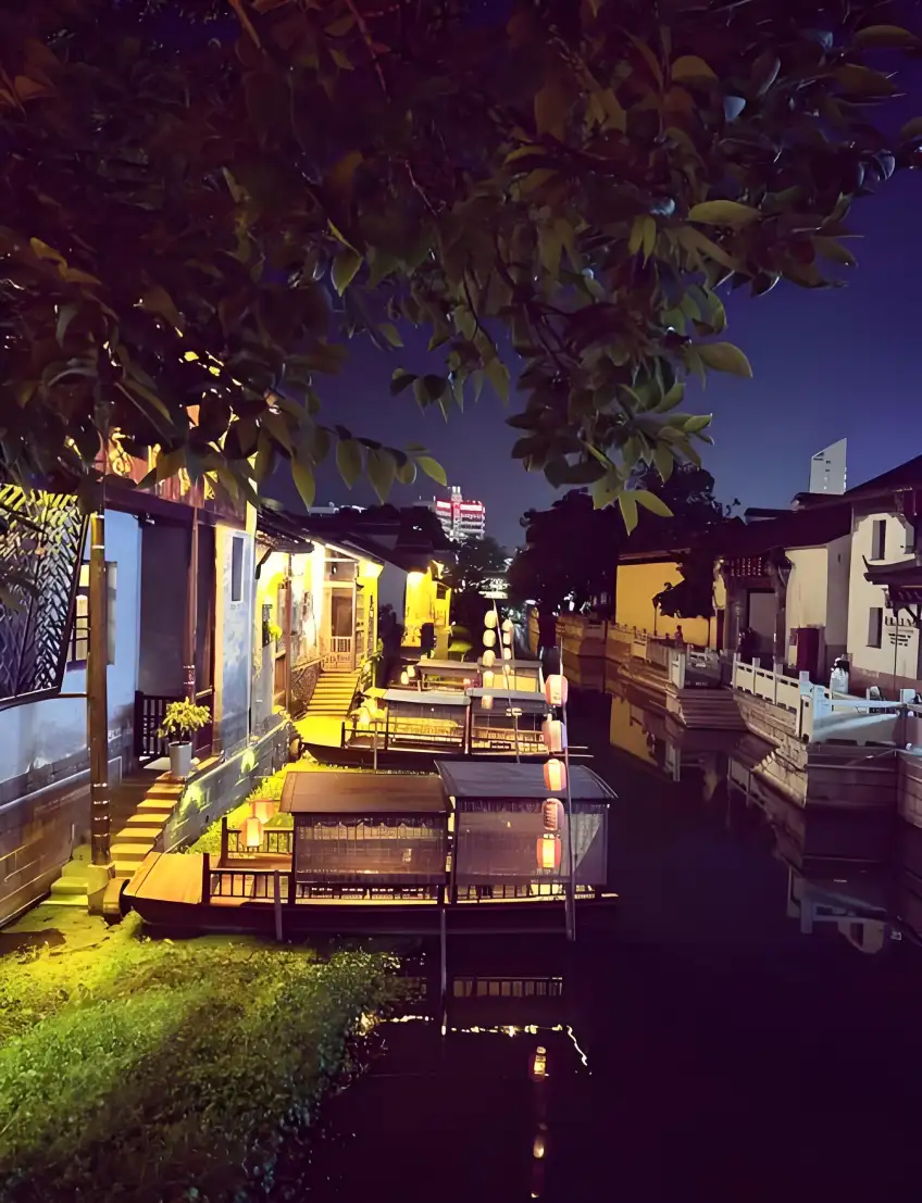 湖州小西街附近河道乌篷船红灯笼夜景