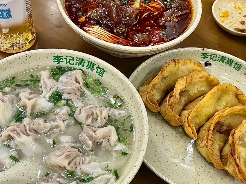 李記清真館牛肉餛飩與鍋貼同桌