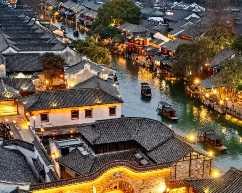 夜色密集瓦顶水道与灯火乌篷船