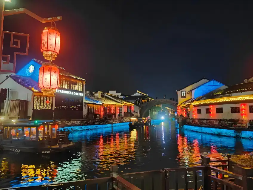南潯河道藍燈紅燈籠夜景