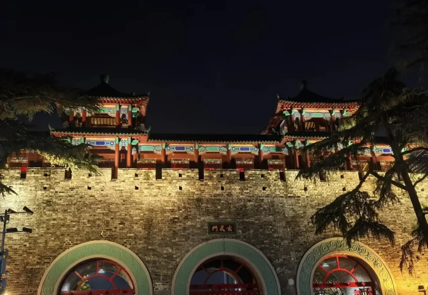 玄武門城樓夜景亮燈