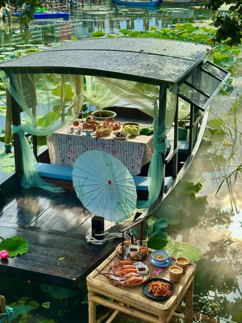 水乡莲塘船宴餐桌与油纸伞