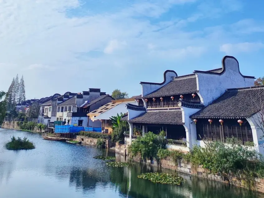 白墙马头墙临水阳台与红灯笼