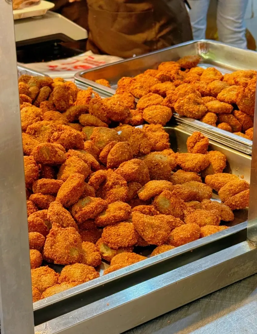 不鏽鋼盤堆滿金黃酥脆炸藕餅