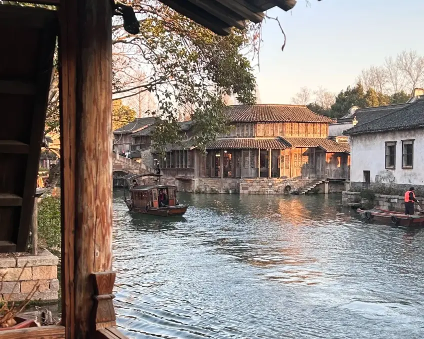 嘉兴水乡运河木船石桥与行人