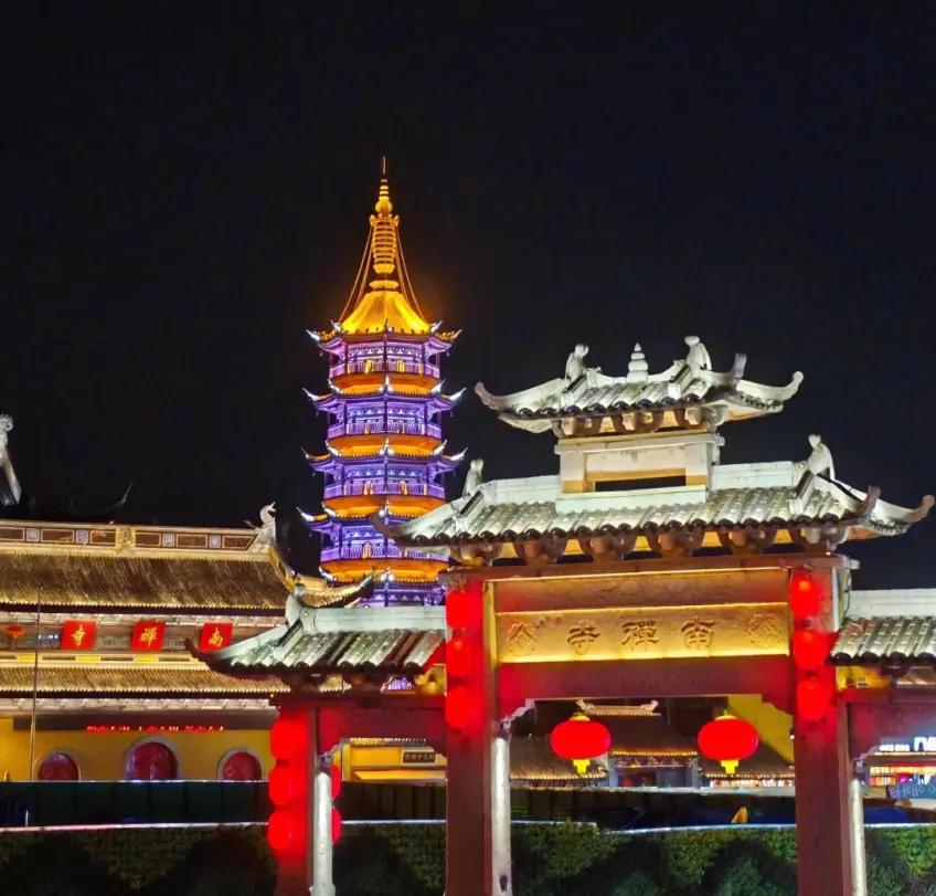 無錫南禪寺牌坊紅燈籠與妙光塔夜景