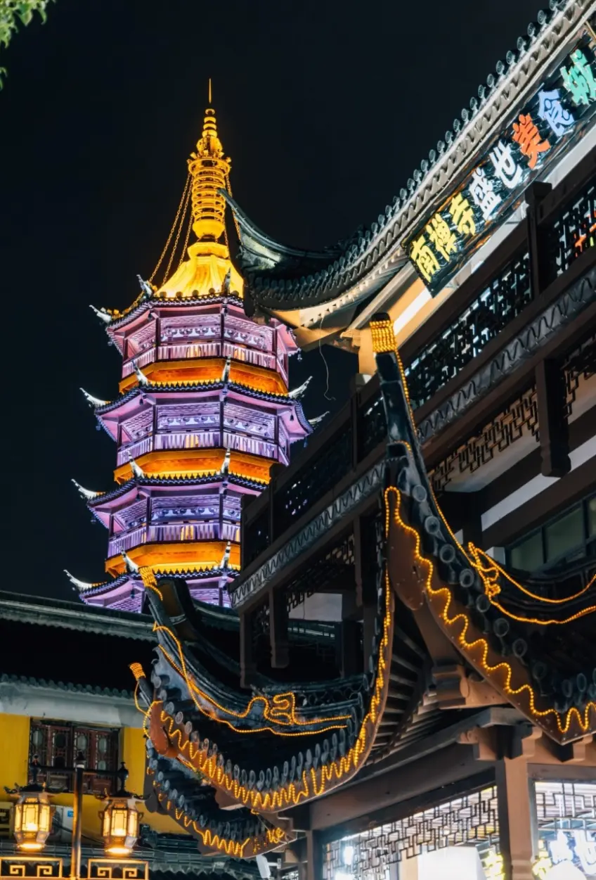 無錫南禪寺盛世美食城招牌與妙光塔