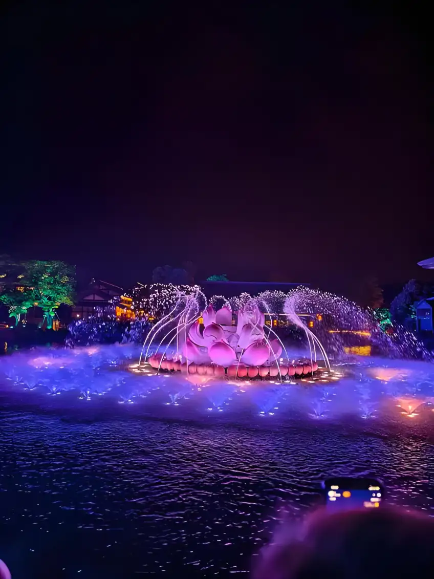 拈花灣夜場蓮花噴泉霧燈光豎圖
