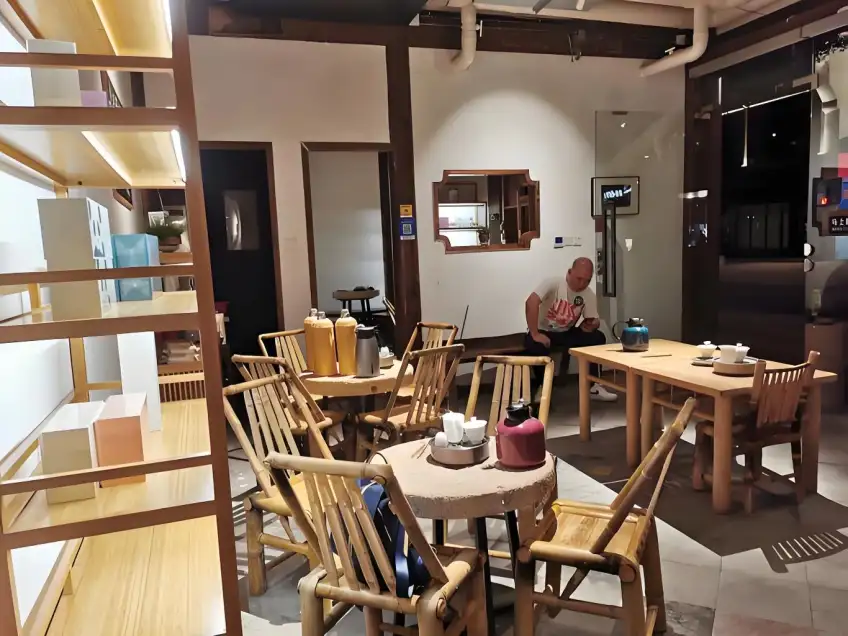 惠山古鎮老茶館桌椅與茶具內景