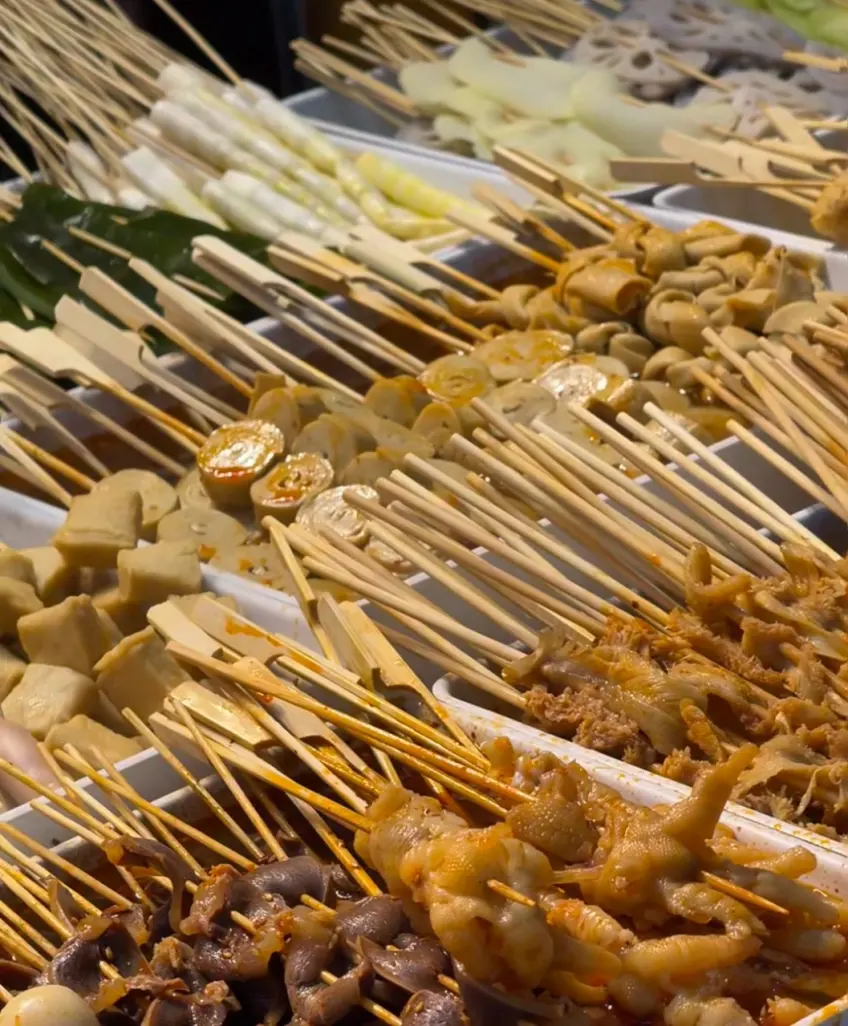 無錫夜市白色托盤中各色串串食材