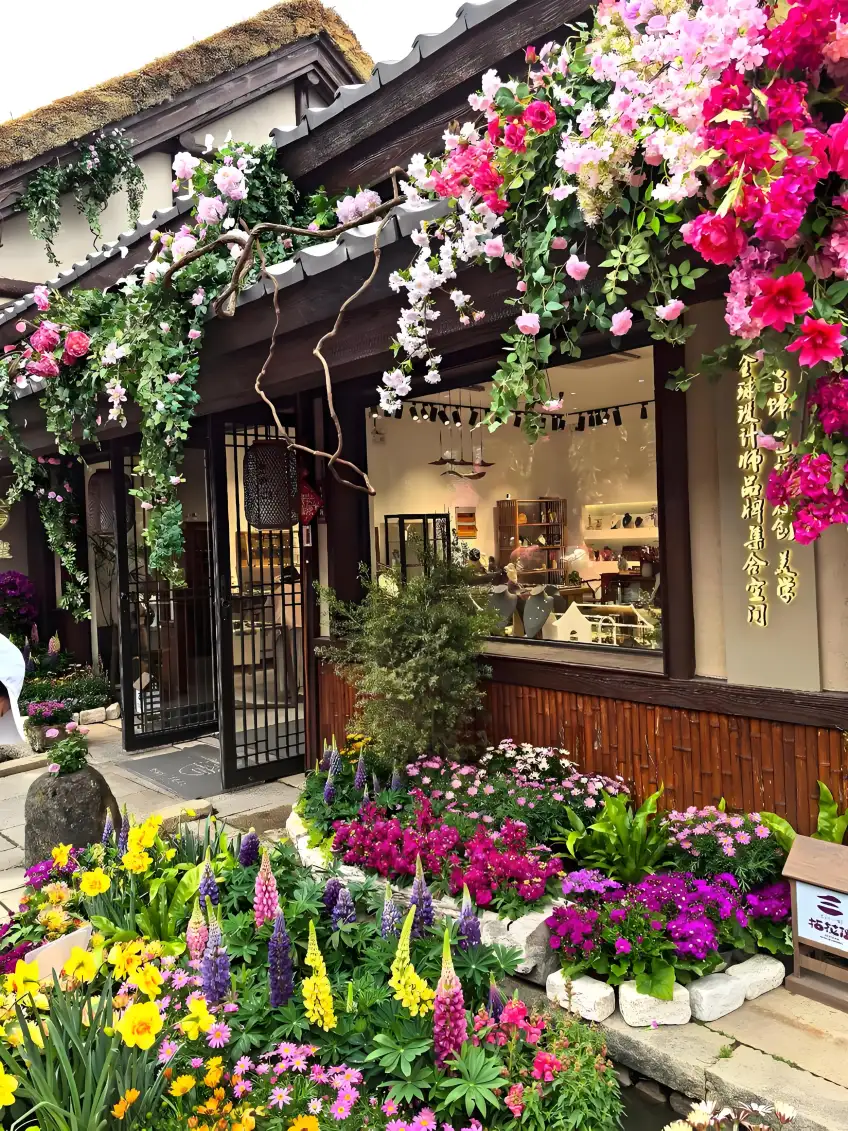 拈花灣花蔓門店與花壇街景豎圖