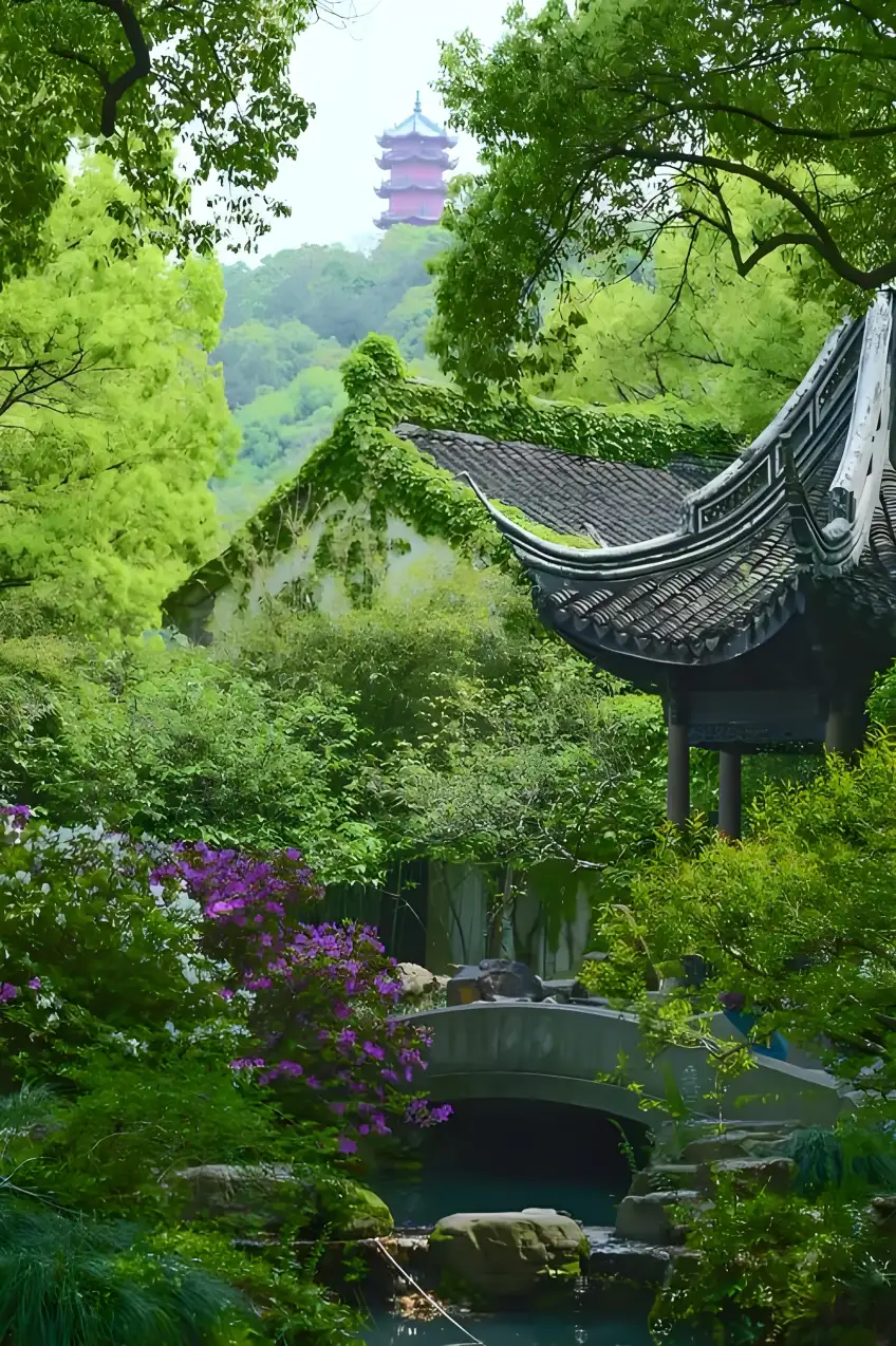 寄暢園石橋綠植與遠處錫山塔