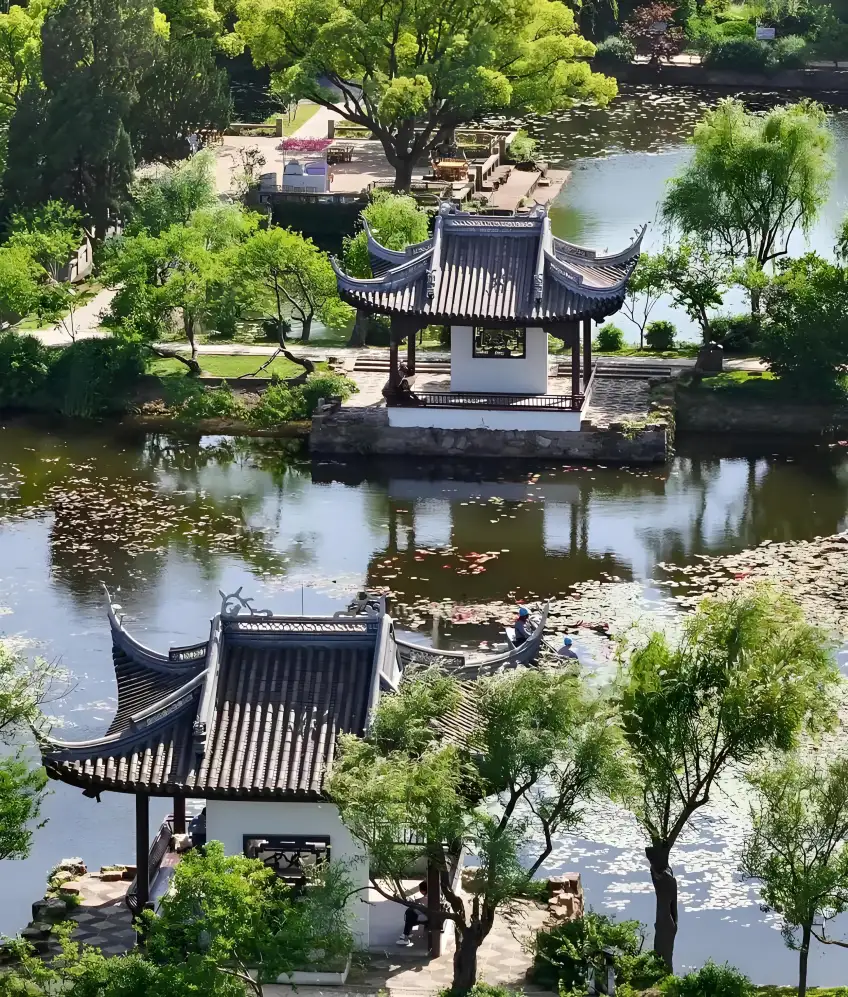 蠡園湖畔亭廊與荷塘豎圖
