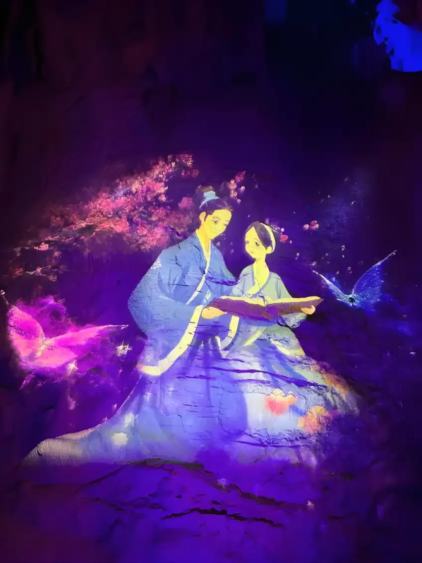 溶洞巖壁梁祝人物光影投影豎圖