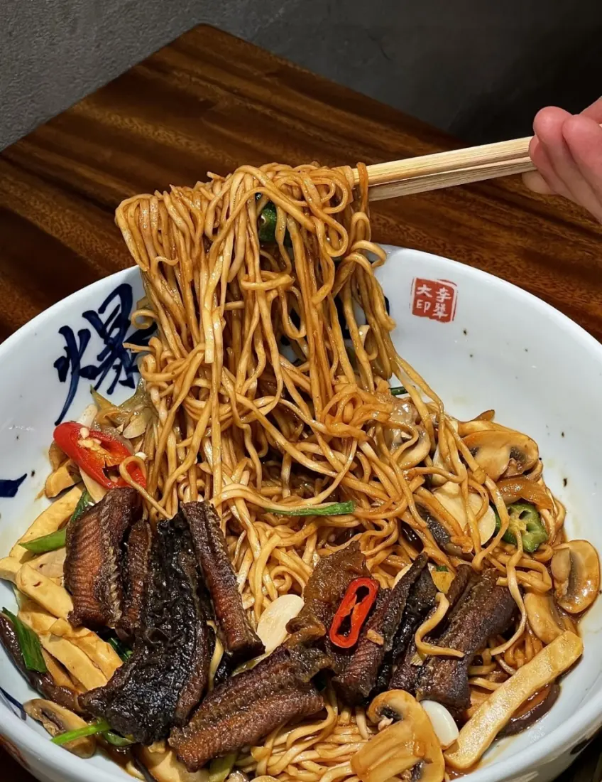 嘉興鱔絲麵箸夾麵條配爆鱔