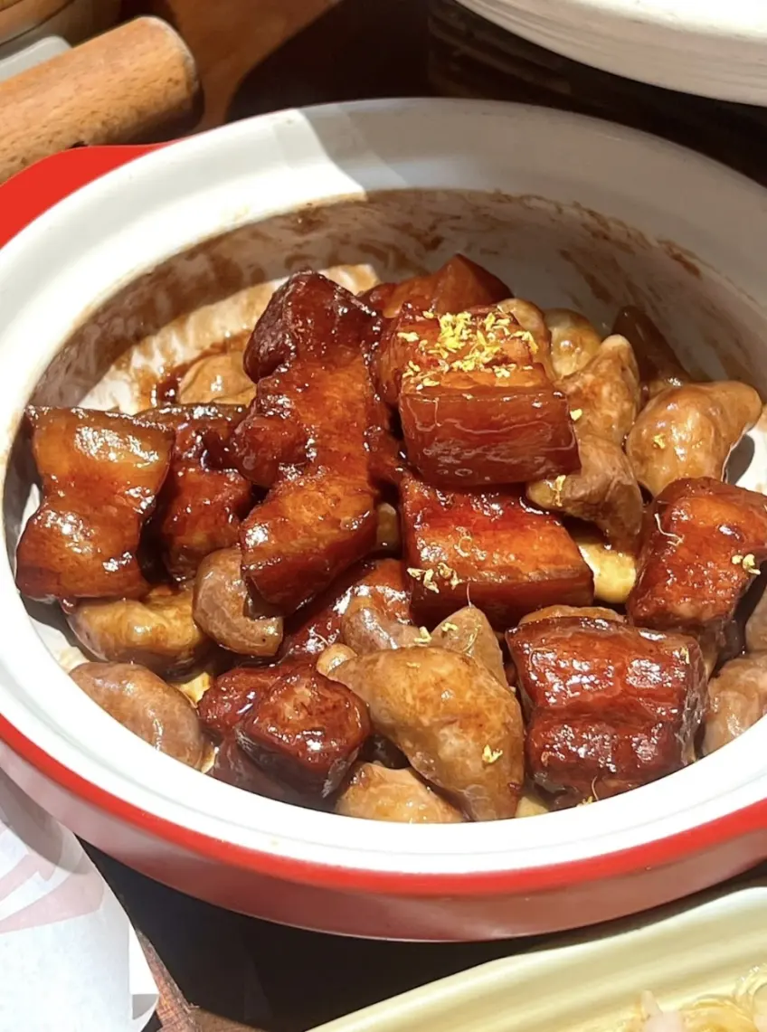 菱角紅燒肉裝砂鍋桂花點綴