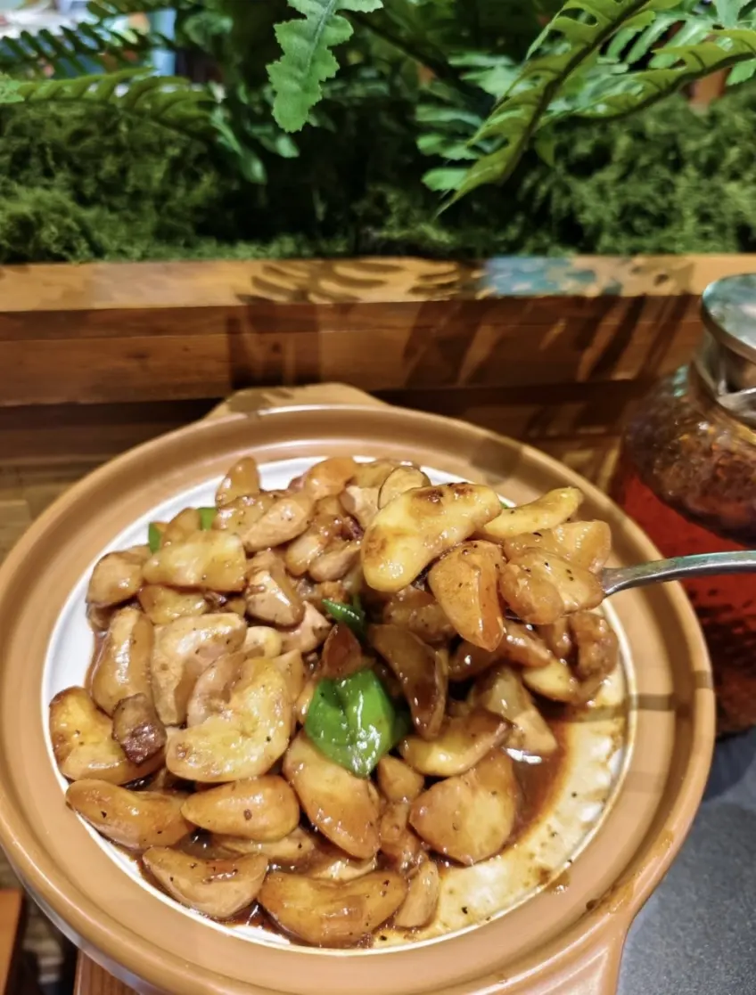 菱角與肉片砂鍋炒制勺子舀起