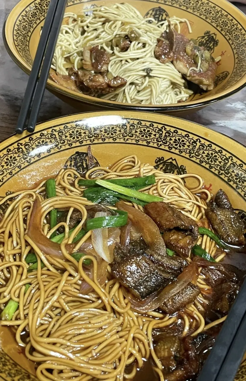 嘉興鱔絲麵與肉麵兩碗同桌