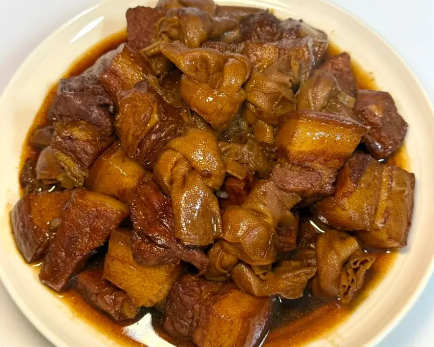 白盤中百葉結燒肉紅燒特寫