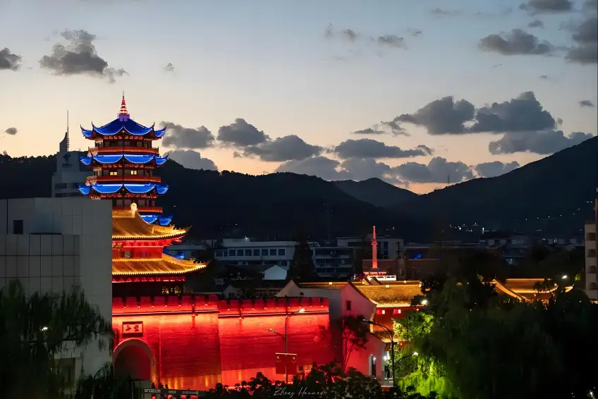 定海古城牆與亮燈亭閣夜景