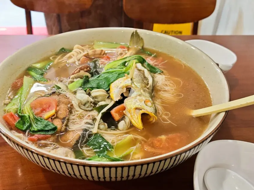 熱氣騰騰海鮮米線配小黃魚蛤蜊