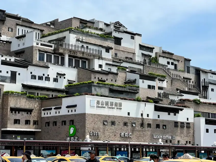 蜈蚣峙碼頭依山疊建淺色建築