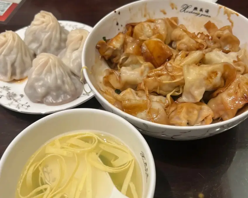 熙盛源竹籠小籠與開洋餛飩同桌
