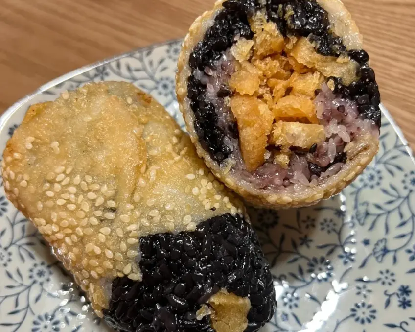 紫米粢飯糰切開露出油條餡心