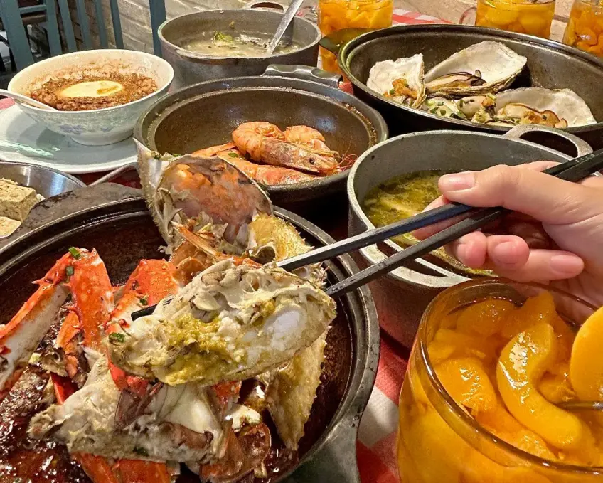 冬日海鮮餐桌上炒蟹與生蠔實拍