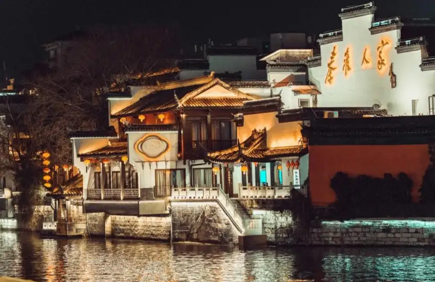 秦淮河畔秦淮人家白牆燈籠夜景