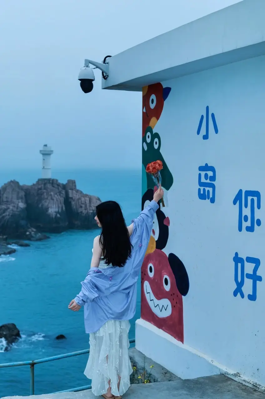 東極島燈塔海景人像打卡豎圖