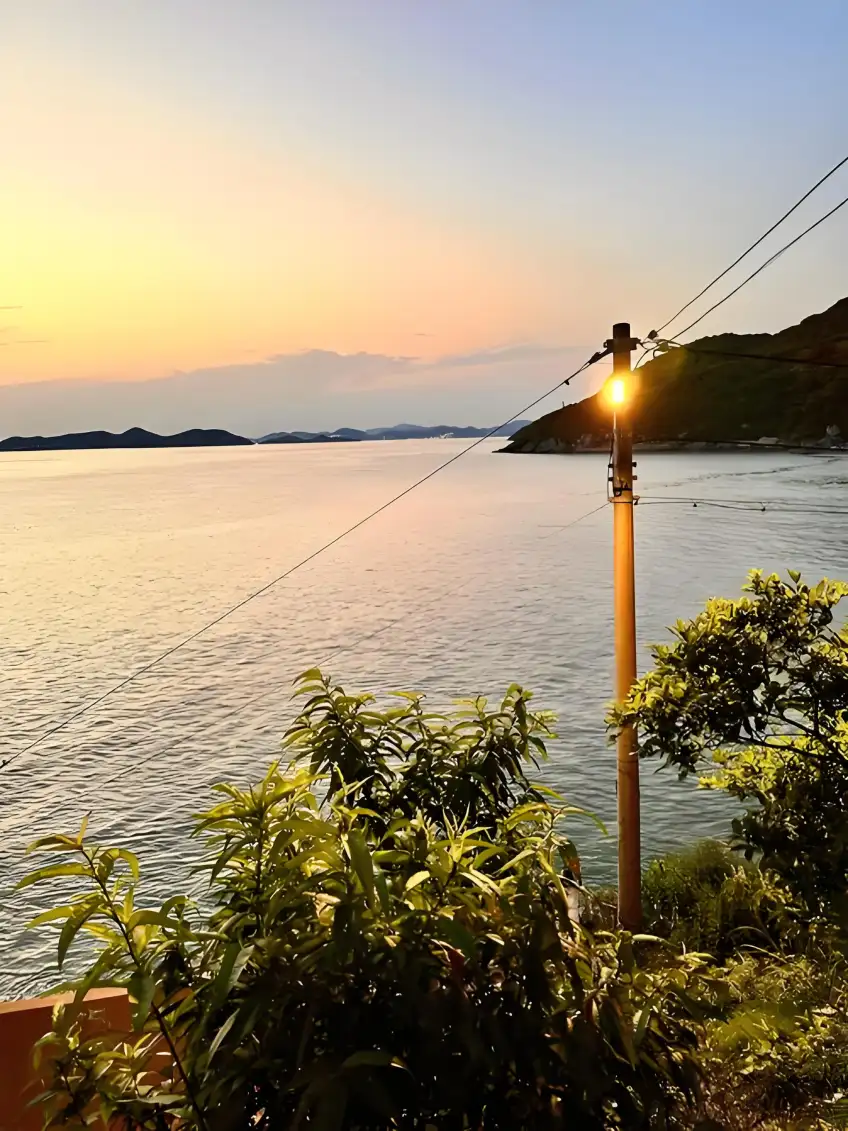 筲箕灣海邊礁石與漁村岸線