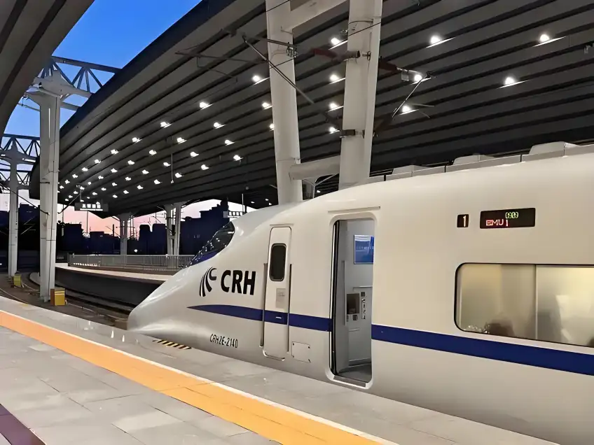 寧波高鐵站臺白色CRH動車組