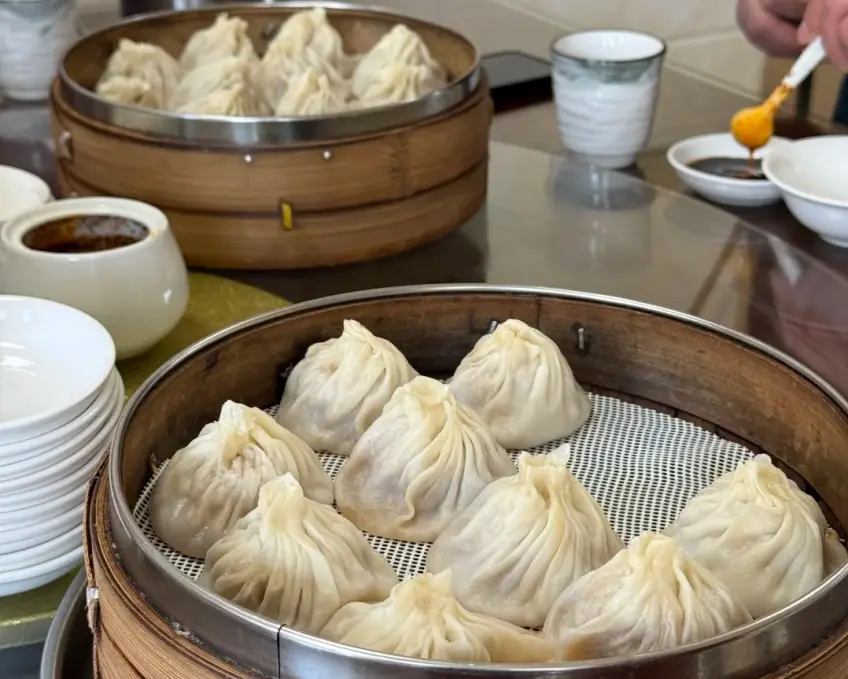 竹籠中皮薄無錫小籠包近景特寫