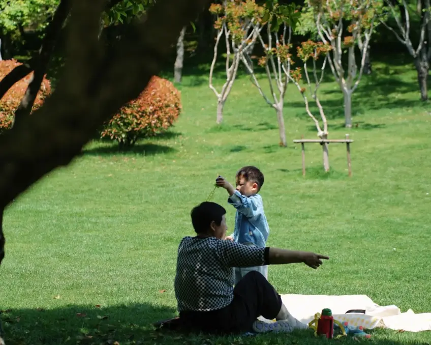 金匱公園大草坪與湖面休閒遊人