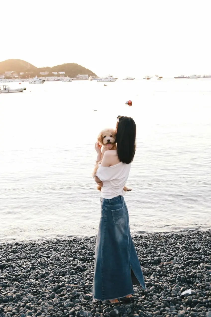 烏石塘淺色穿搭海邊人像豎圖