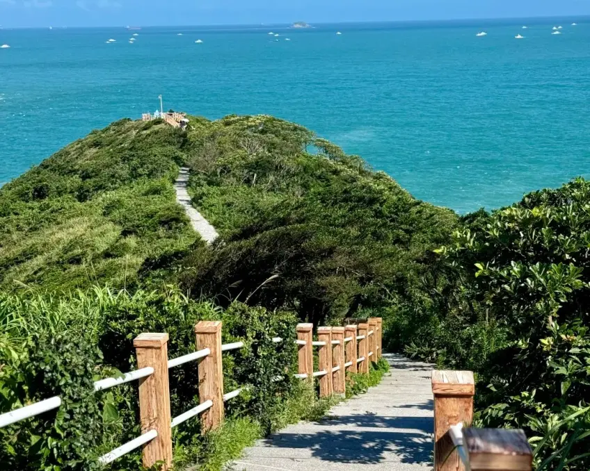 海邊木欄棧道與青綠山海實拍