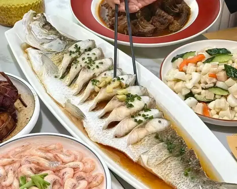 清蒸白魚筷子夾肉蔥絲特寫