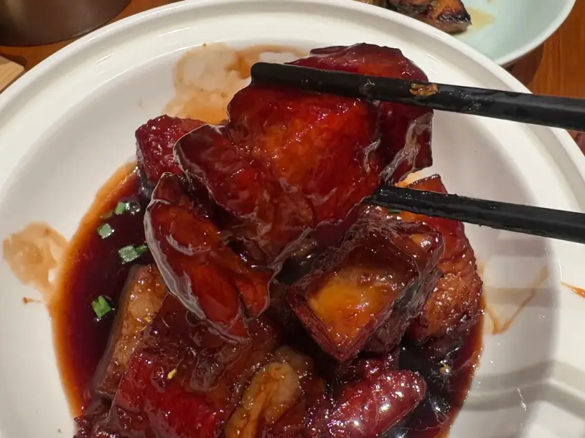 白碗醬排骨筷子夾起醬汁特寫