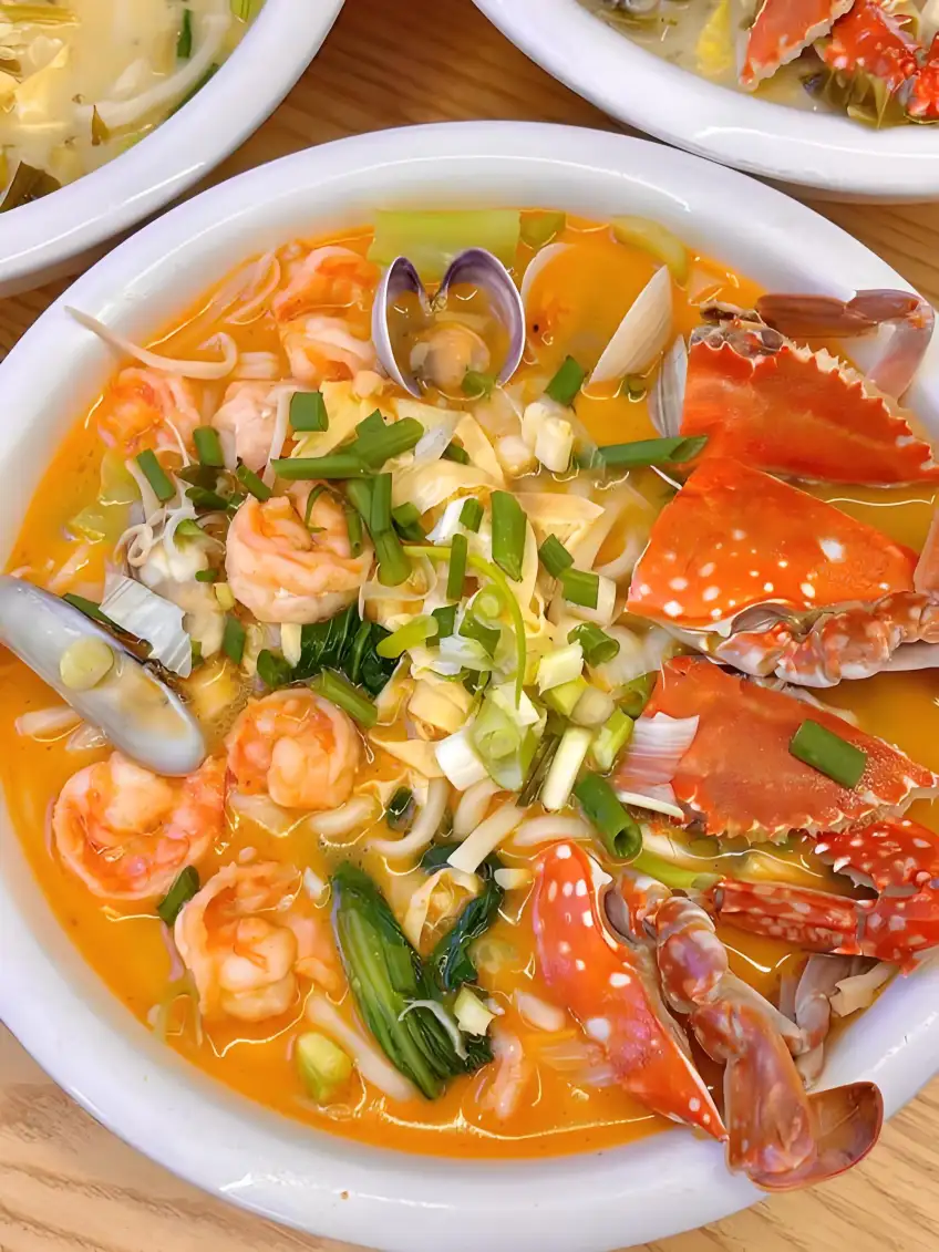 蟹蝦蛤蜊海鮮麵濃湯滿碗