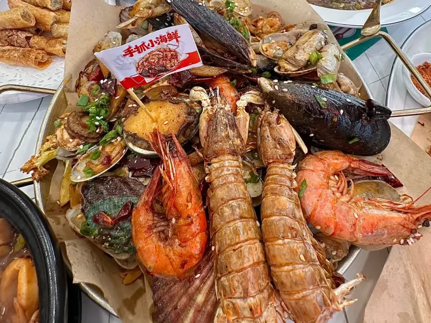 手抓小海鮮皮皮蝦蛤蜊拼盤實拍
