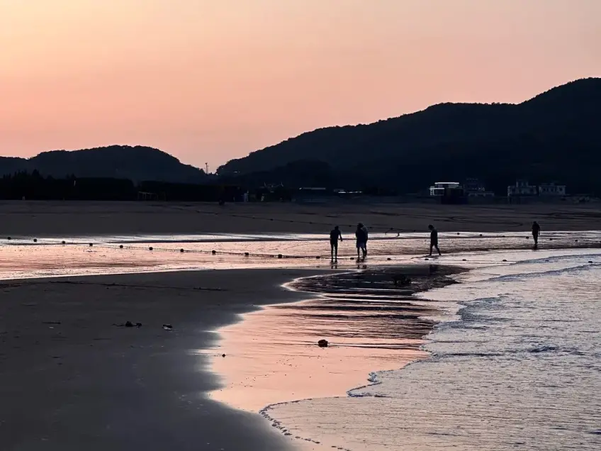 桃花島黃昏沙灘行人剪影實拍