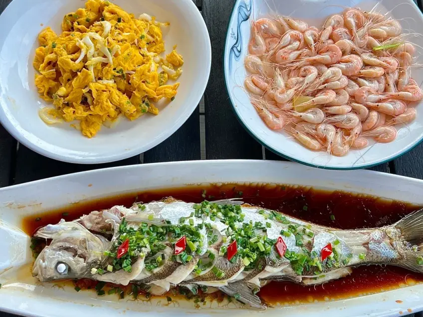 清蒸白魚銀魚炒蛋與白灼白蝦三盤