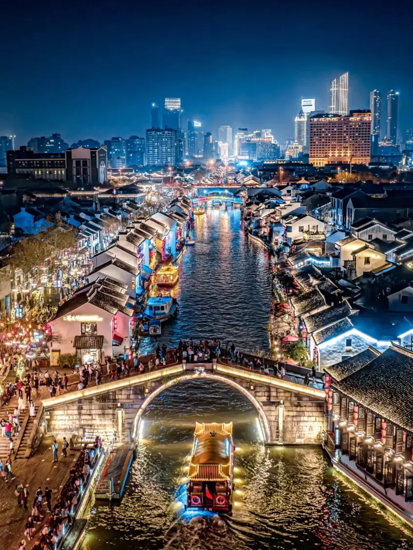 南長街古運河夜色燈籠與水面倒影