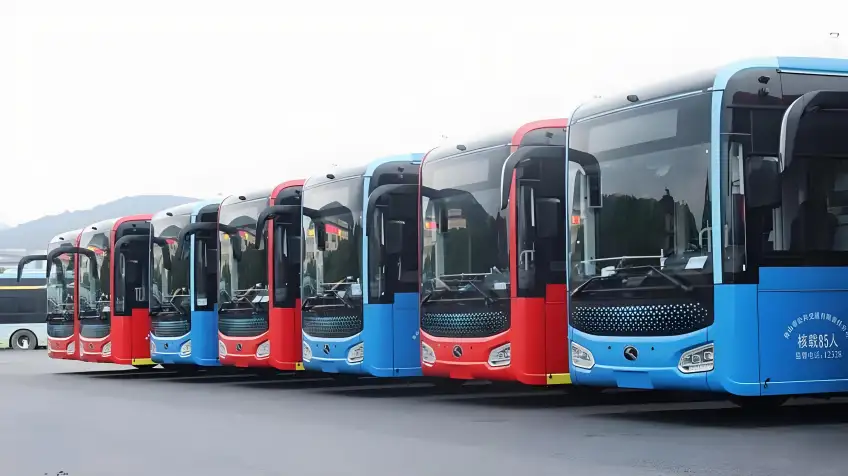 藍紅旅遊大巴車隊停靠