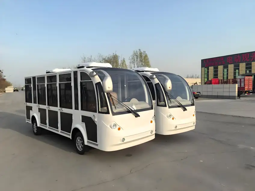 普陀山景區兩輛白色觀光車停靠