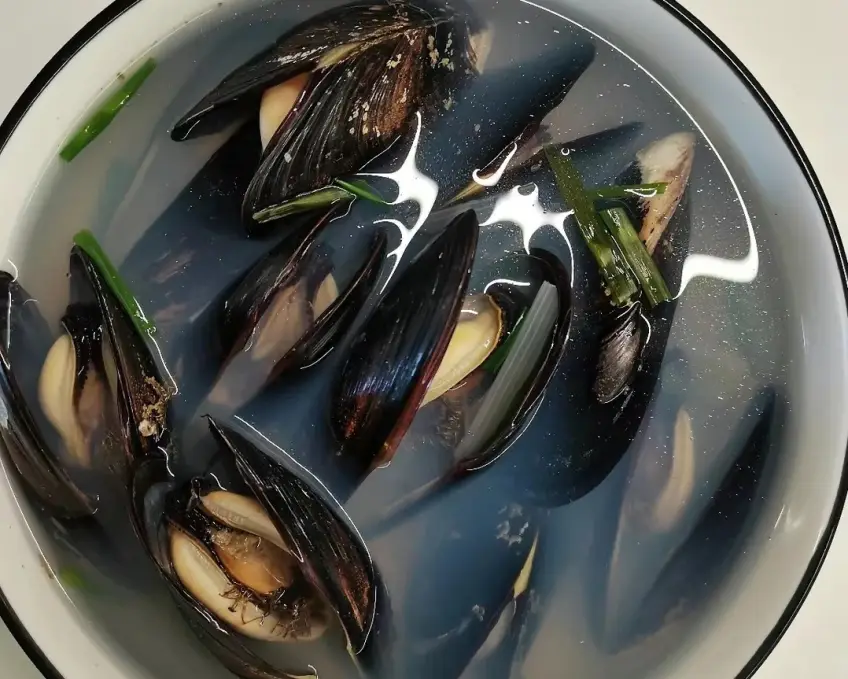 舟山春日淡菜白灼湯碗特寫實拍